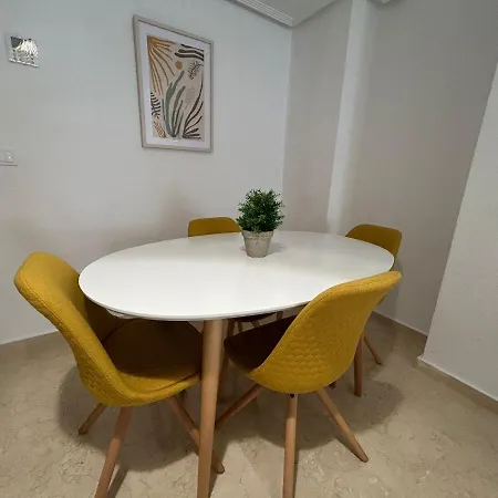 Marq Castillo لقنت